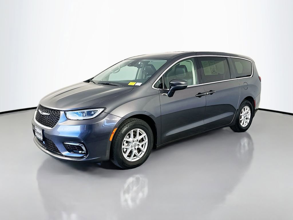 Used 2023 Chrysler Pacifica Touring-L FWD image 3