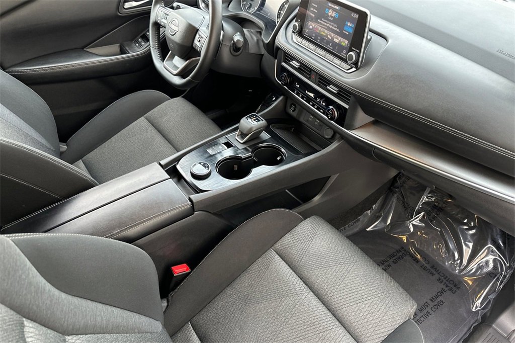 Used 2025 Nissan Rogue SV image 17