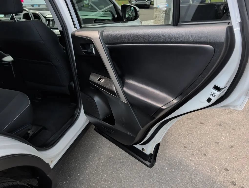 Used 2017 Toyota RAV4 XLE w/ Carpet Mat Package AWD/4WD image 29