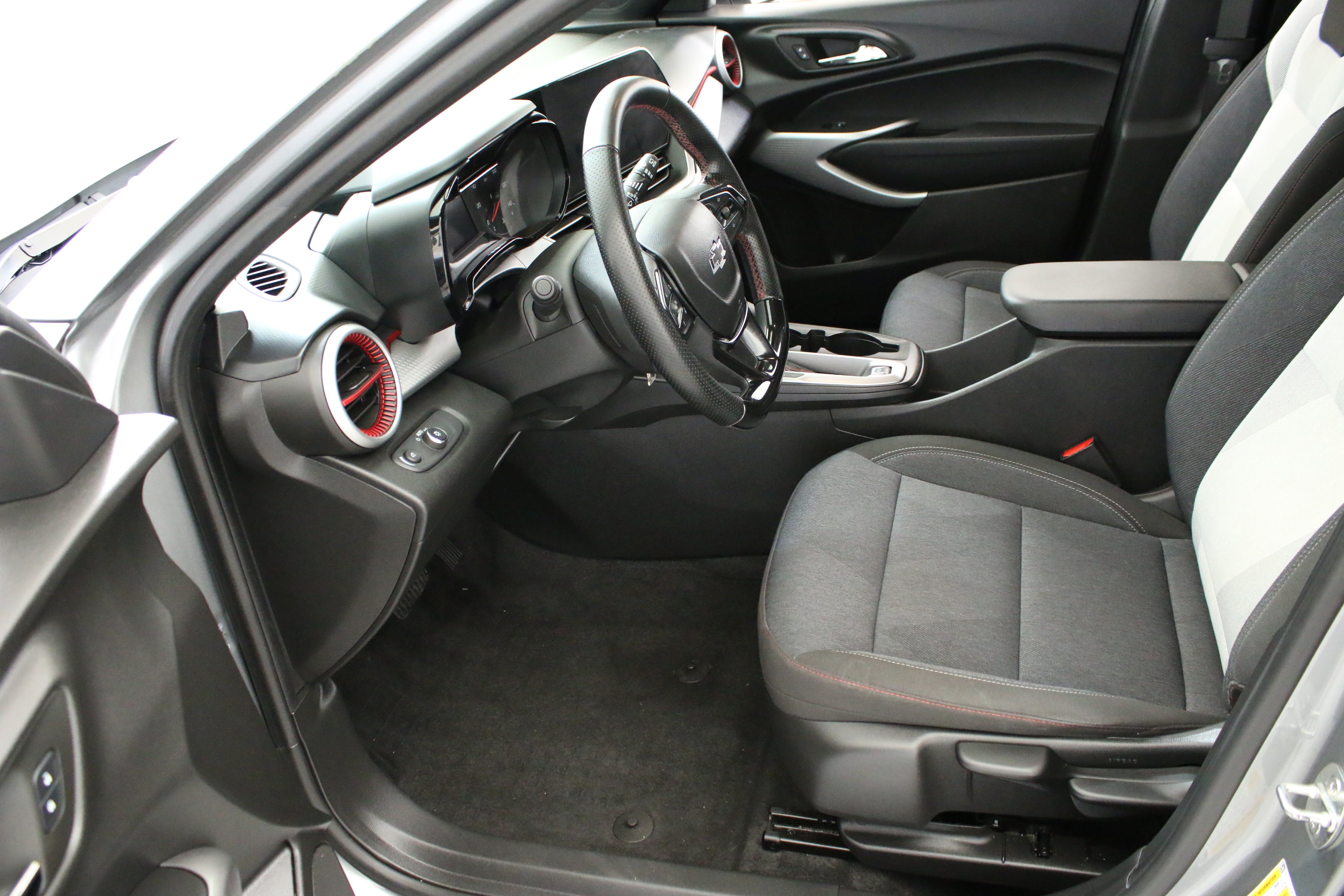 Certified 2024 Chevrolet Trax RS w/ Driver Confidence Package FWD image 28