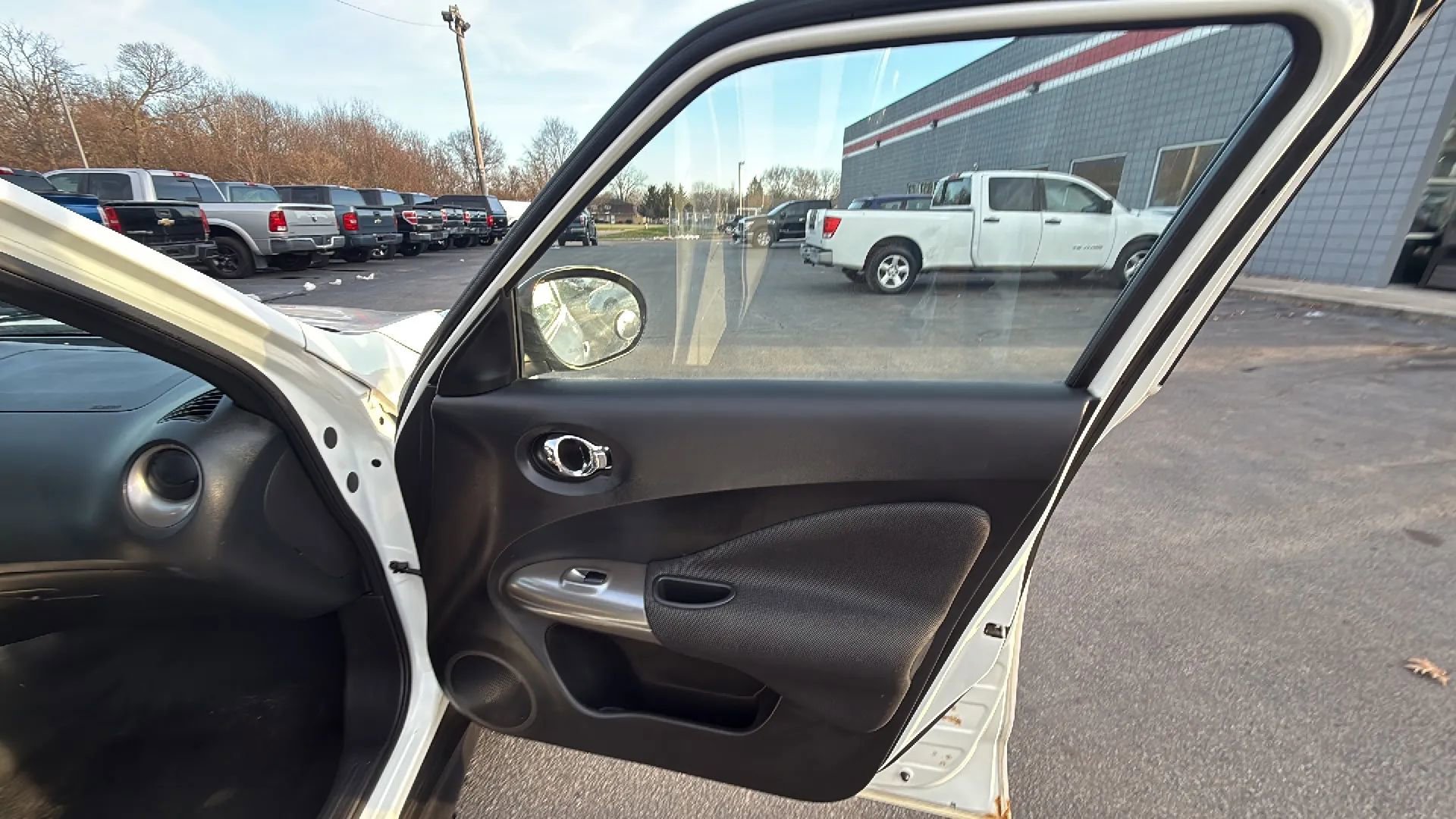 Used 2014 Nissan Juke SV image 16