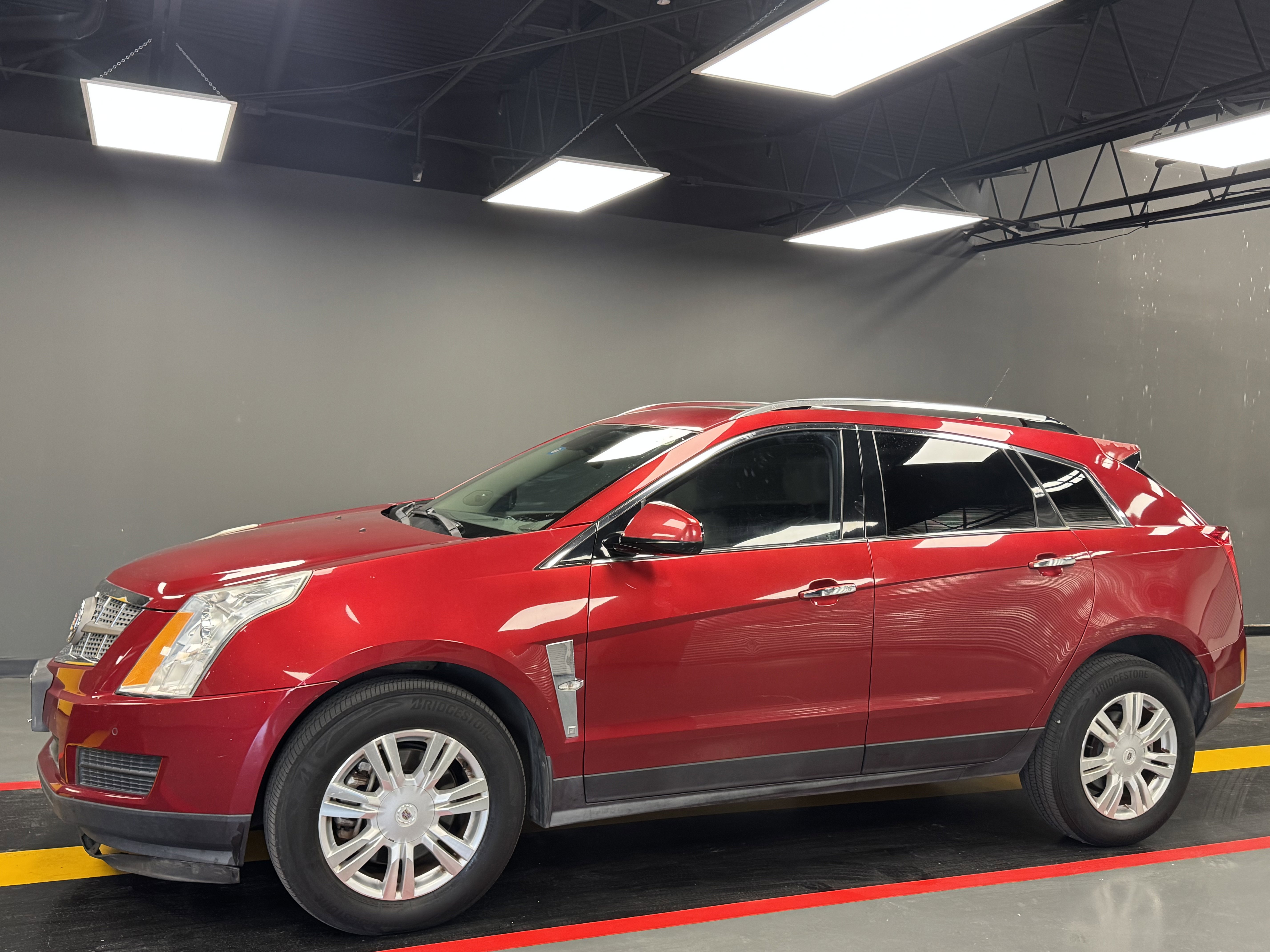 Used 2010 Cadillac SRX Luxury image 2