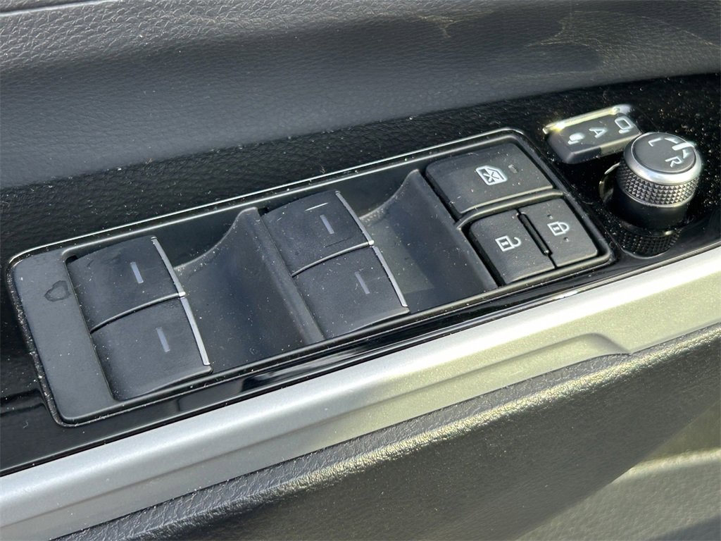 Used 2025 Toyota Sienna XSE image 21