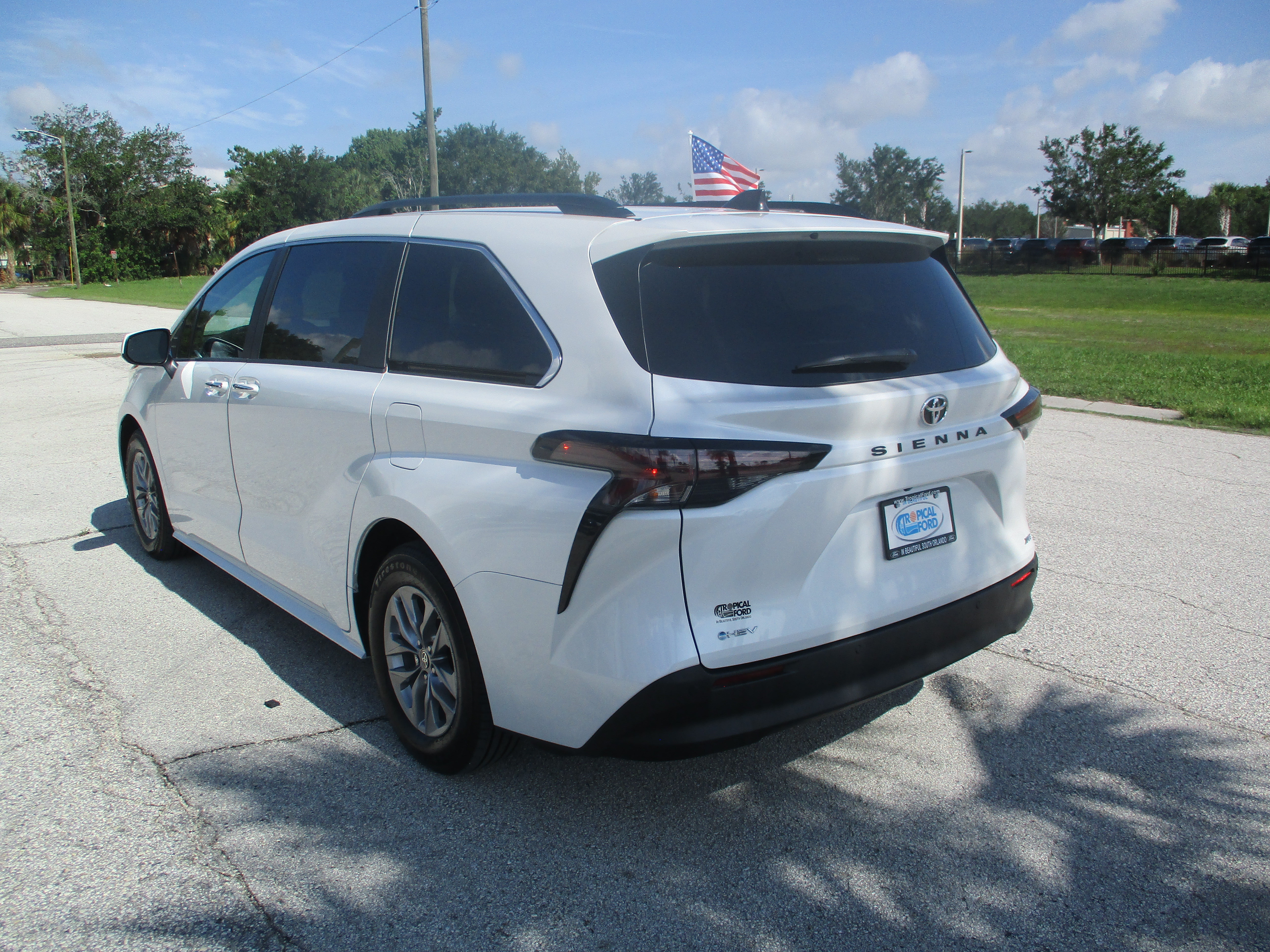 Used 2026 Toyota Sienna XLE FWD image 5