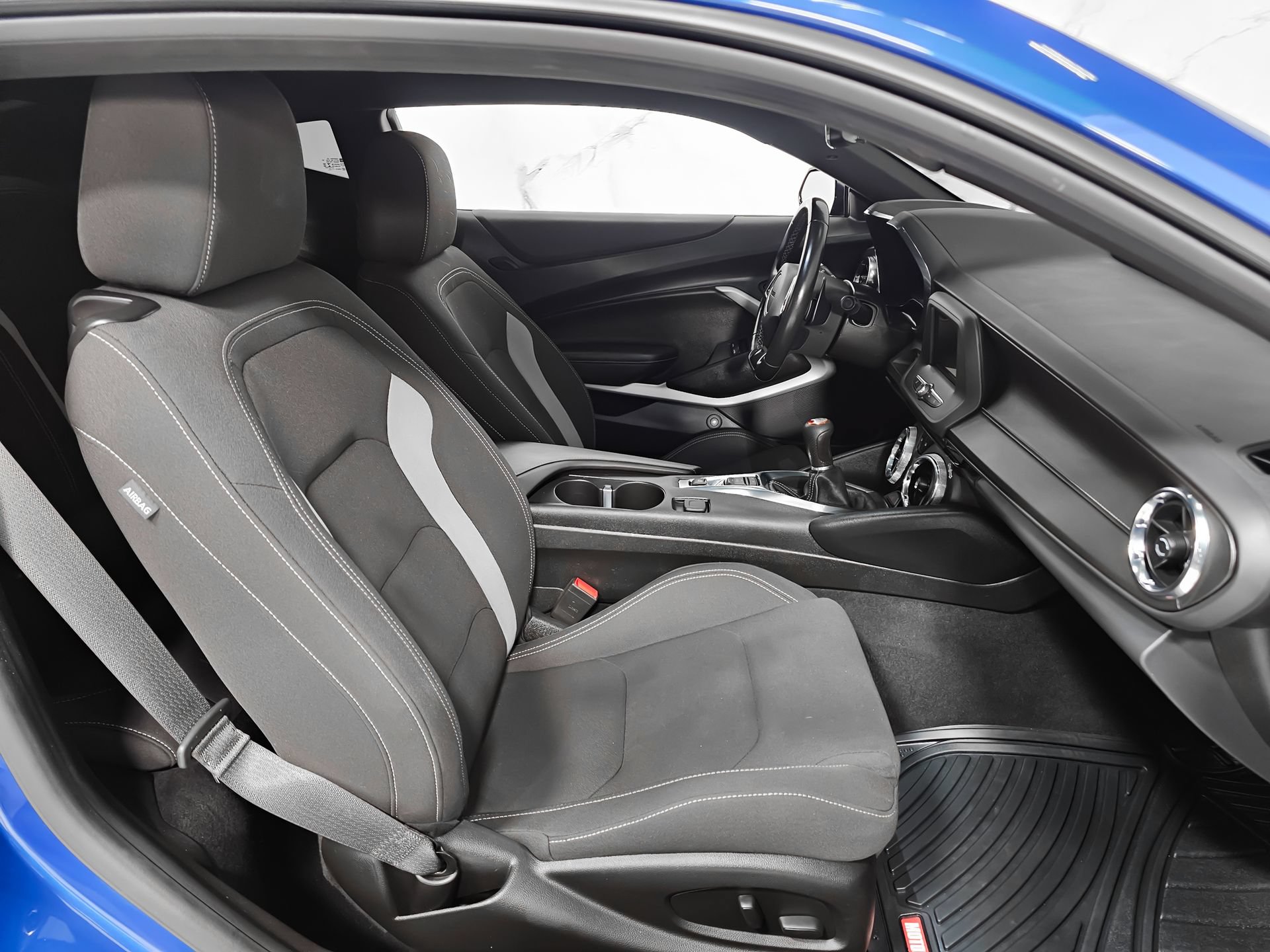 Used 2022 Chevrolet Camaro LT RWD image 2