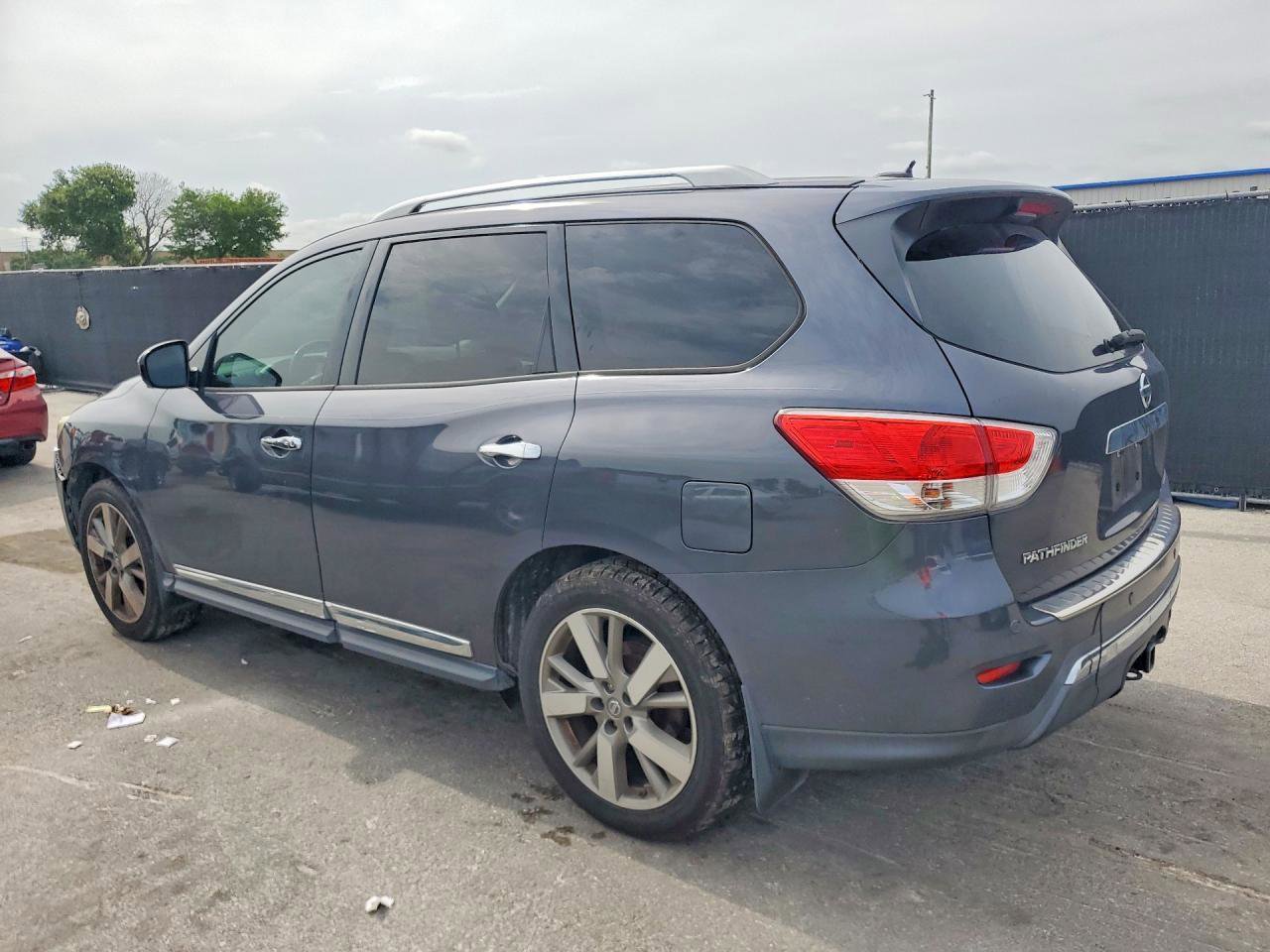 Used 2014 Nissan Pathfinder Platinum FWD image 4