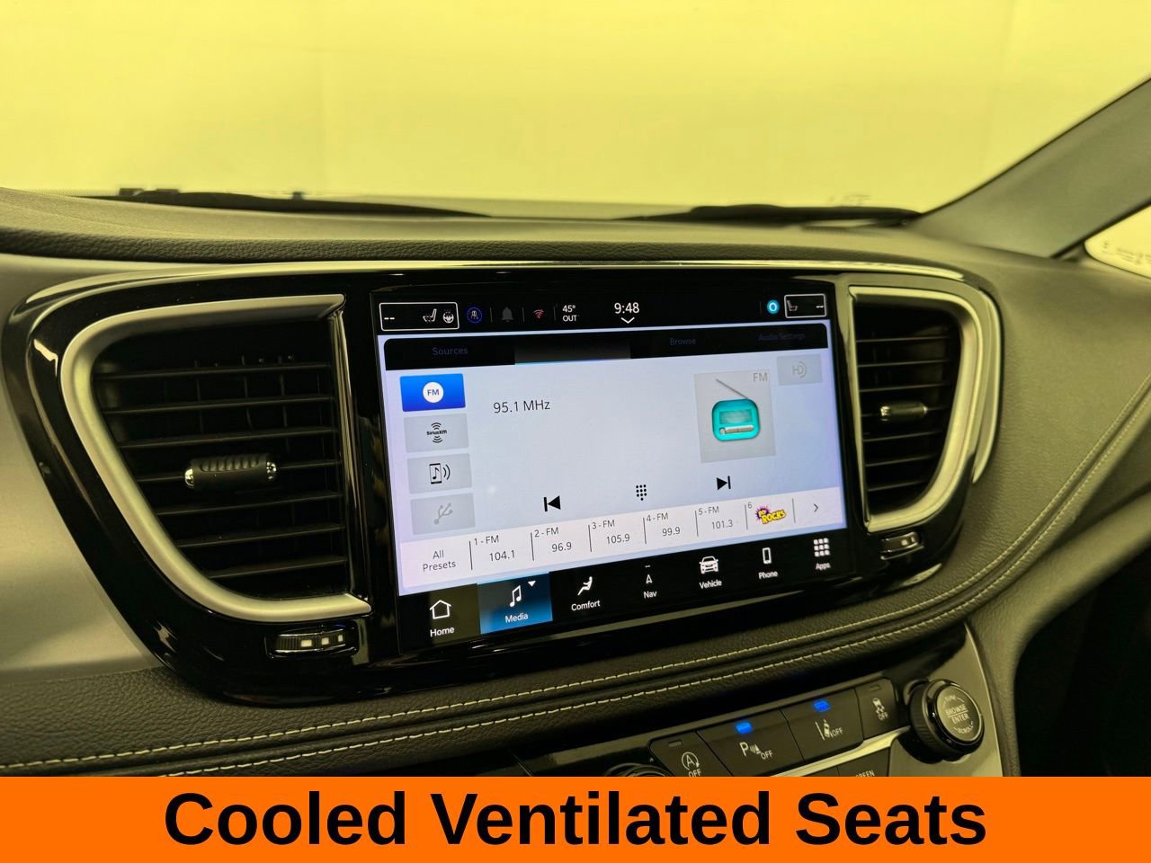 Used 2025 Chrysler Pacifica Limited image 15