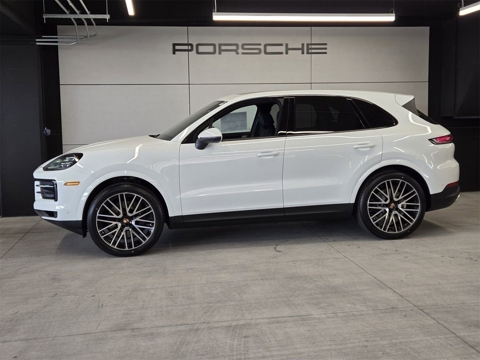 Used 2025 Porsche Cayenne Base image 2