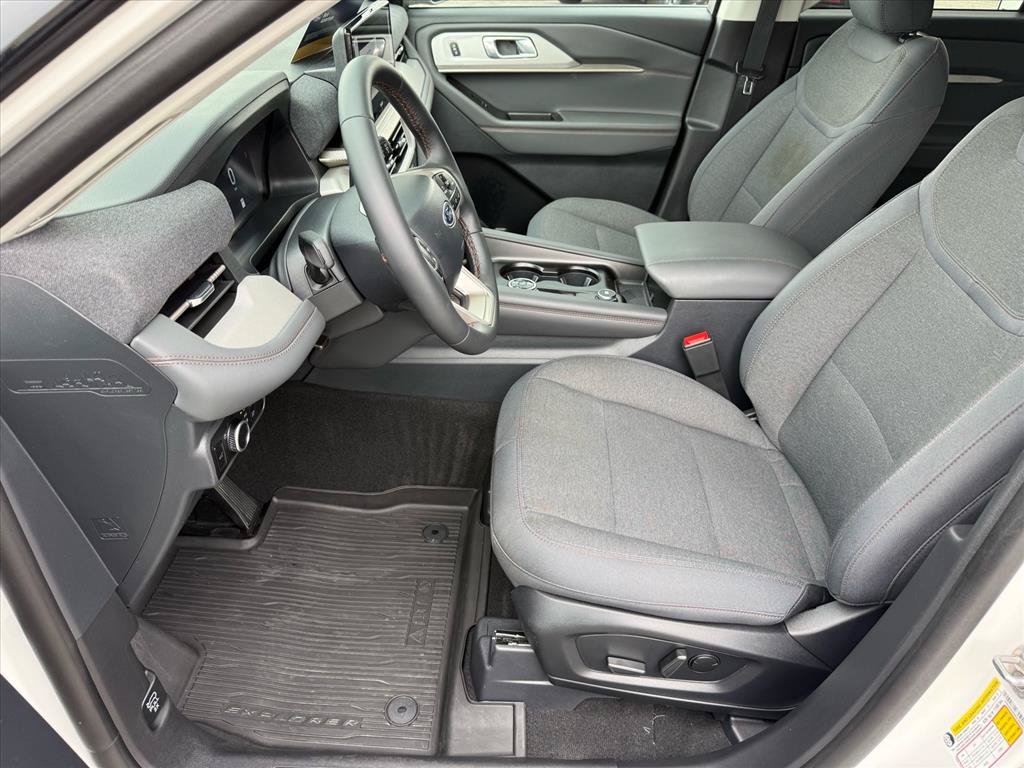 Used 2025 Ford Explorer Active AWD/4WD image 5