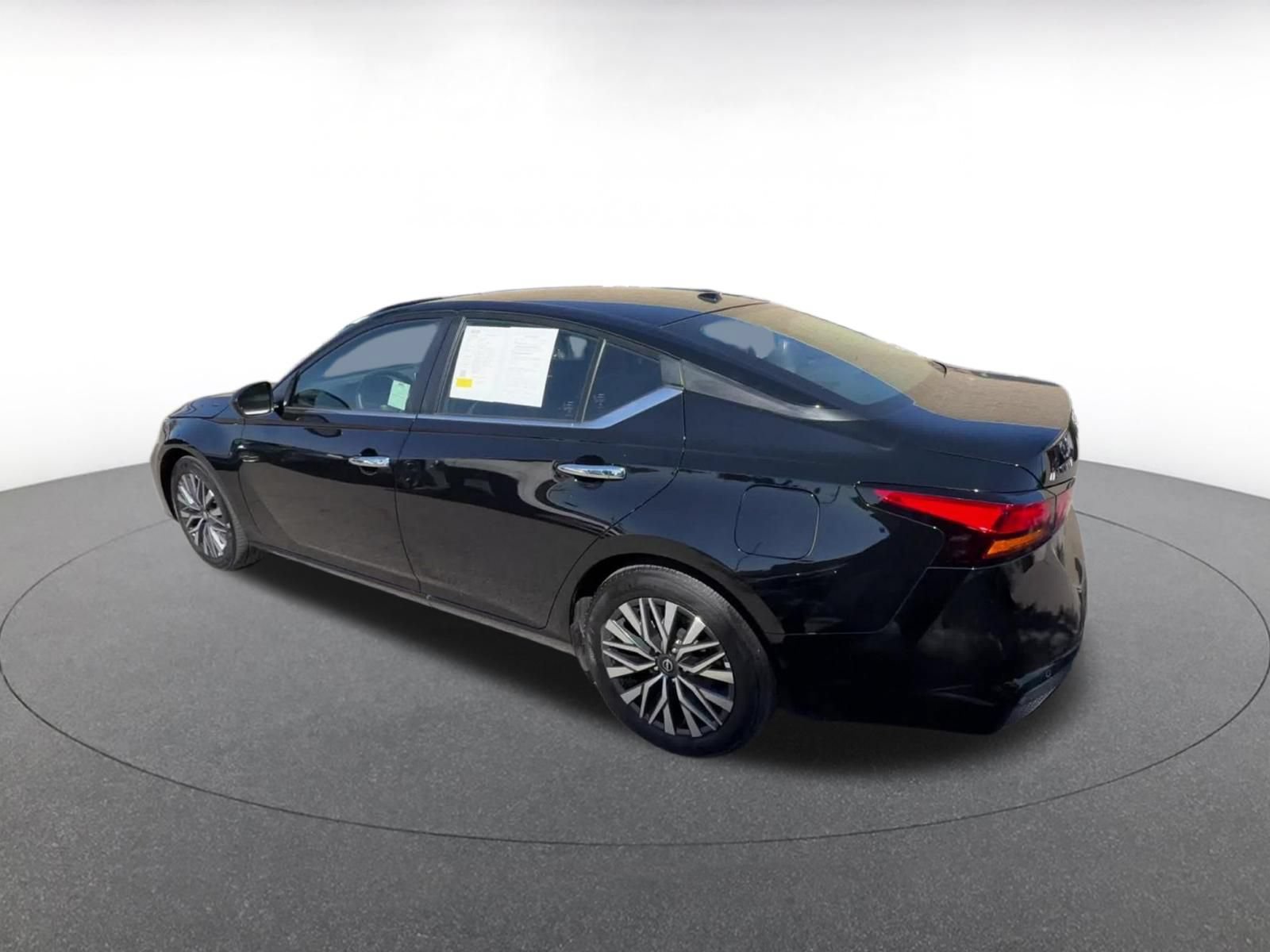 Used 2025 Nissan Altima 2.5 SV FWD image 9