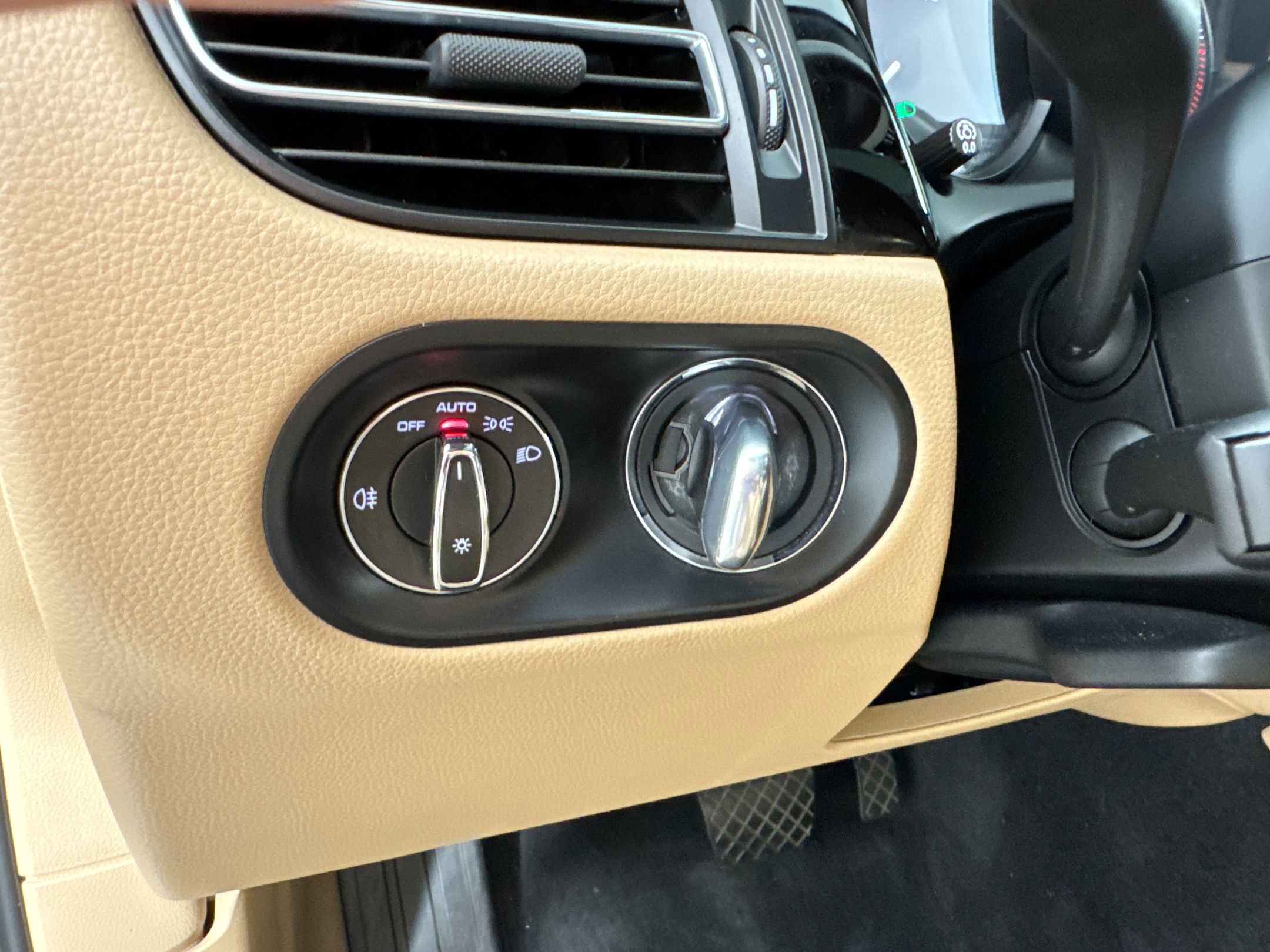 Certified 2022 Porsche Macan AWD/4WD image 25
