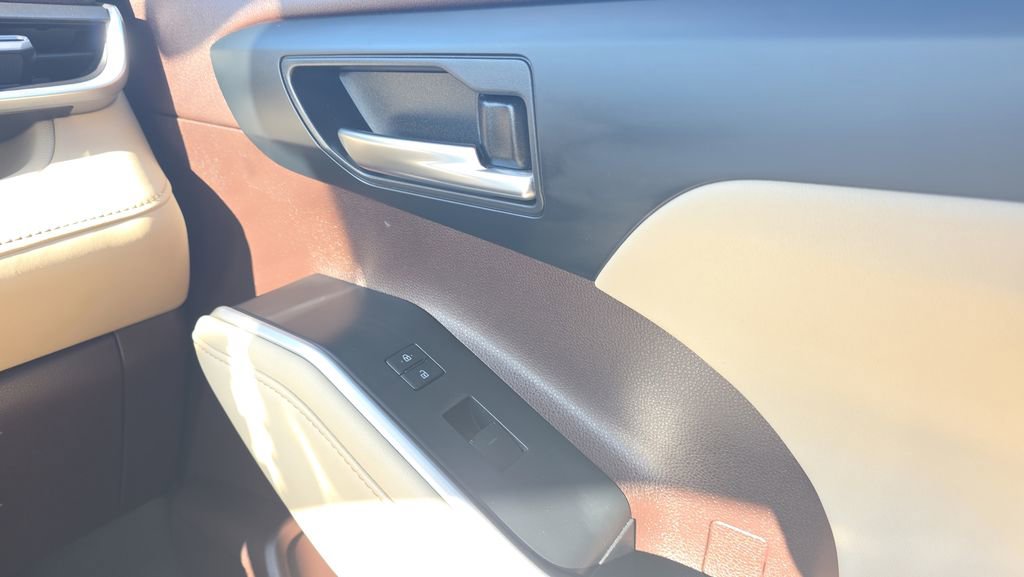 Used 2021 Toyota Highlander XLE FWD image 13