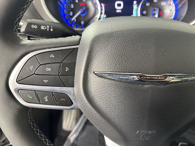 Used 2025 Chrysler Pacifica Select FWD image 12