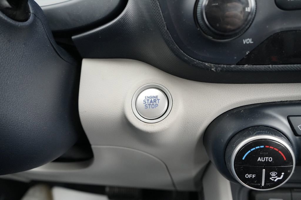 Certified 2023 Hyundai Venue Limited w/ Cargo Package image 27