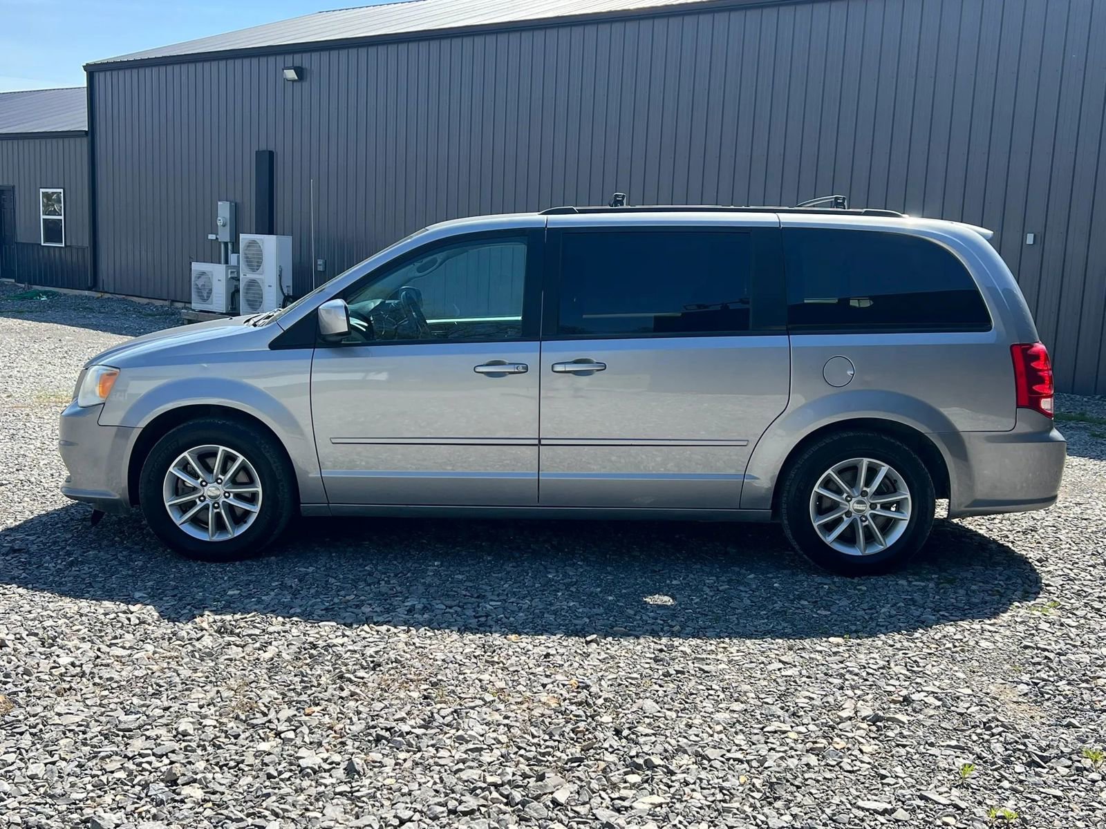Used 2014 Dodge Grand Caravan SXT FWD image 2