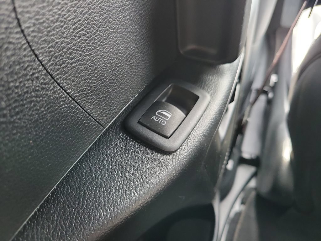 Used 2025 Chrysler Pacifica Select FWD image 16