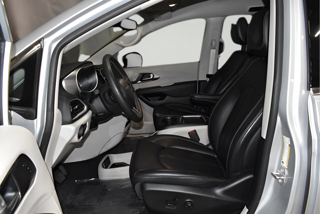 Certified 2024 Chrysler Pacifica Touring-L FWD image 30