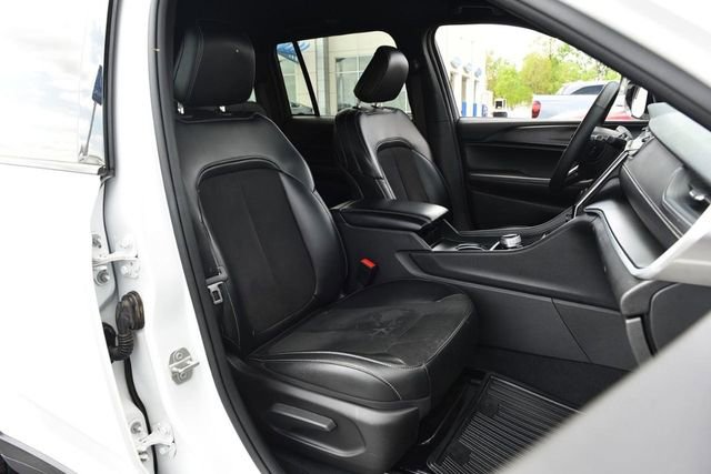 Used 2024 Jeep Grand Cherokee Altitude AWD/4WD image 20
