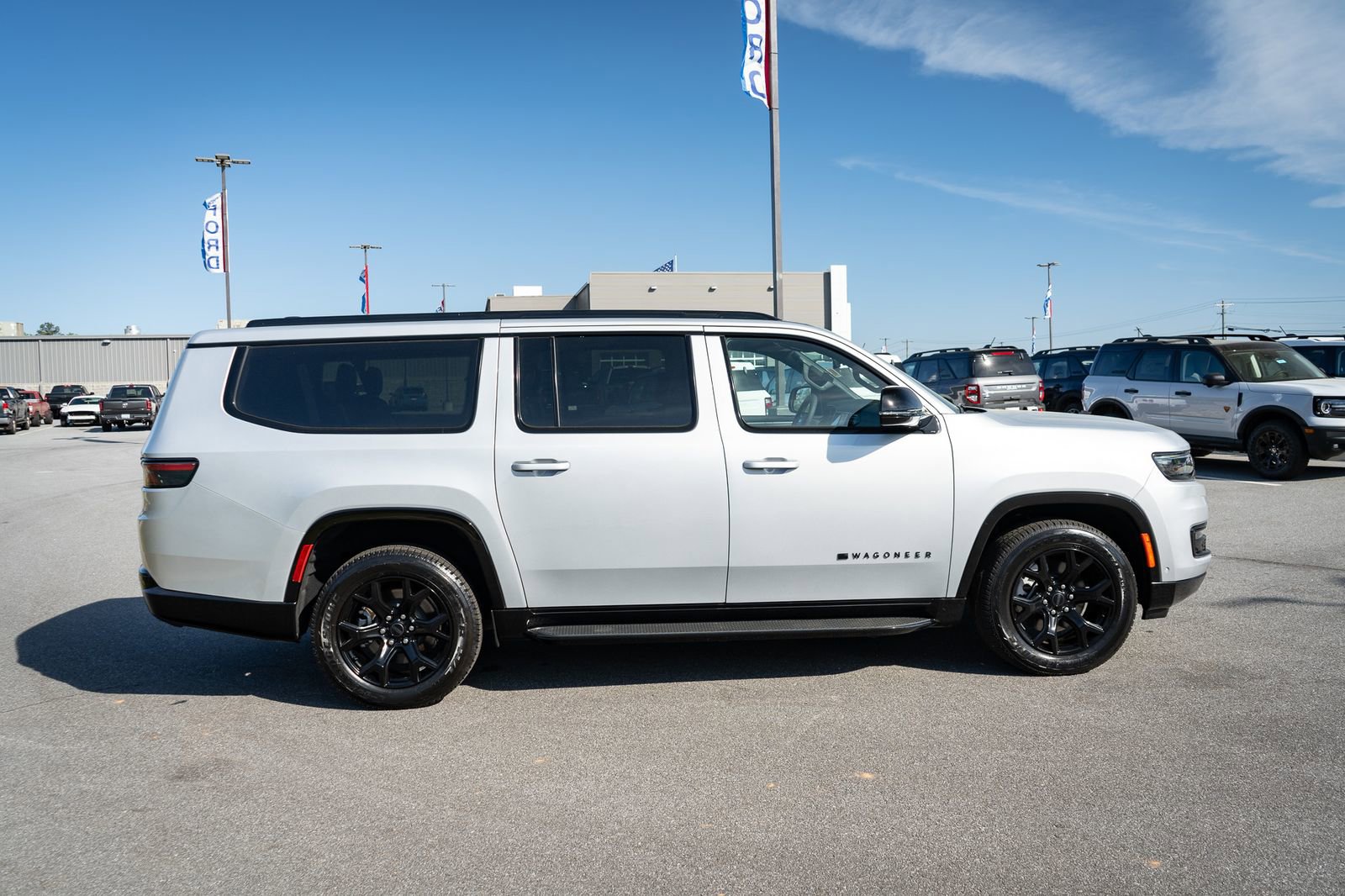 Used 2025 Jeep Wagoneer L Series II AWD/4WD image 11