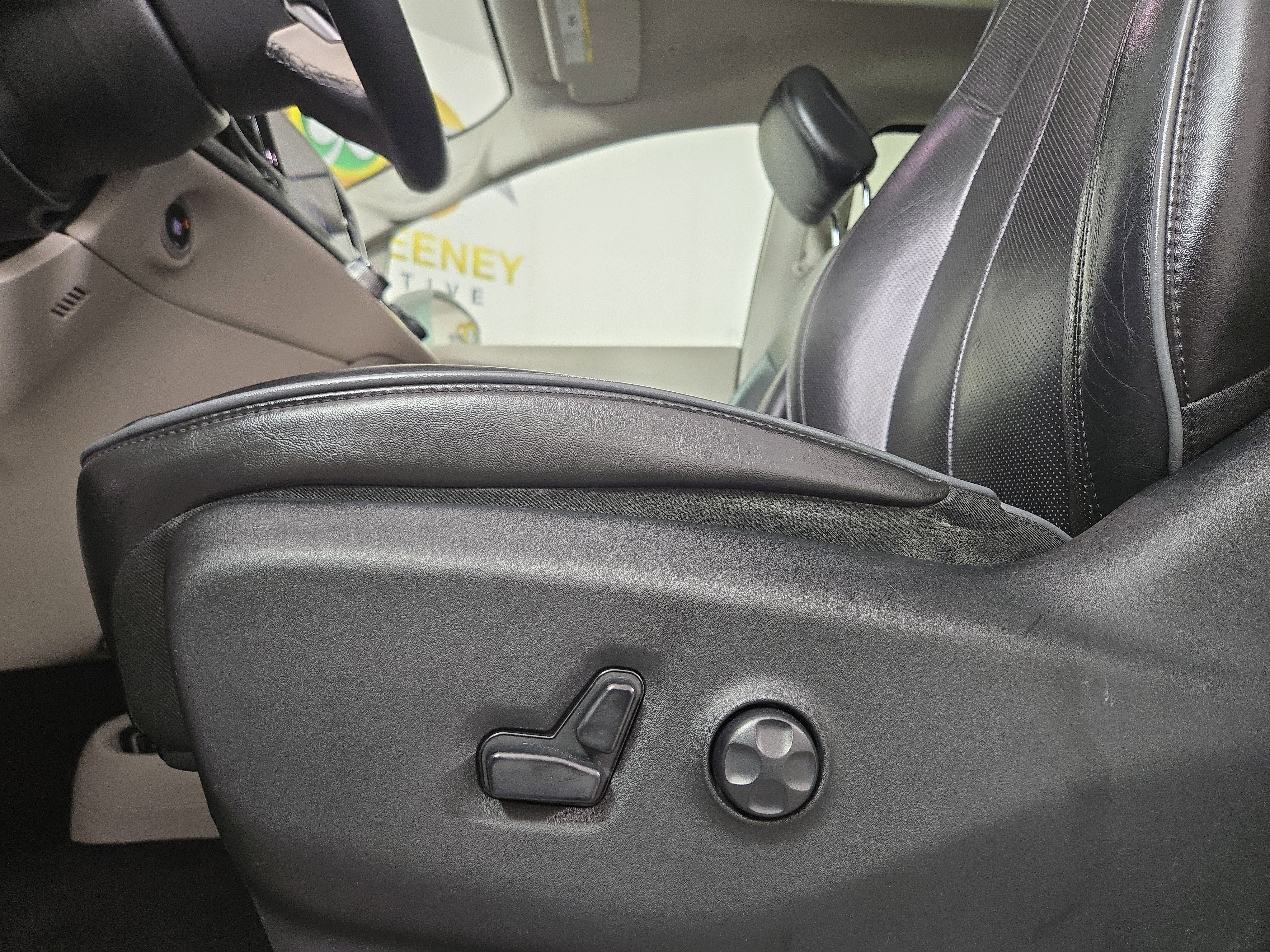 Used 2018 Chrysler Pacifica Limited image 32