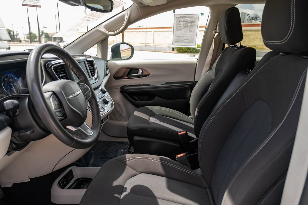 Used 2023 Chrysler Voyager LX FWD image 13