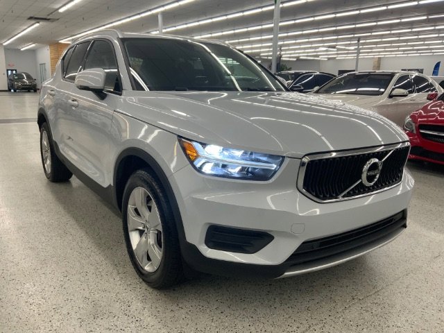 Used 2022 Volvo XC40 T4 Momentum image 3