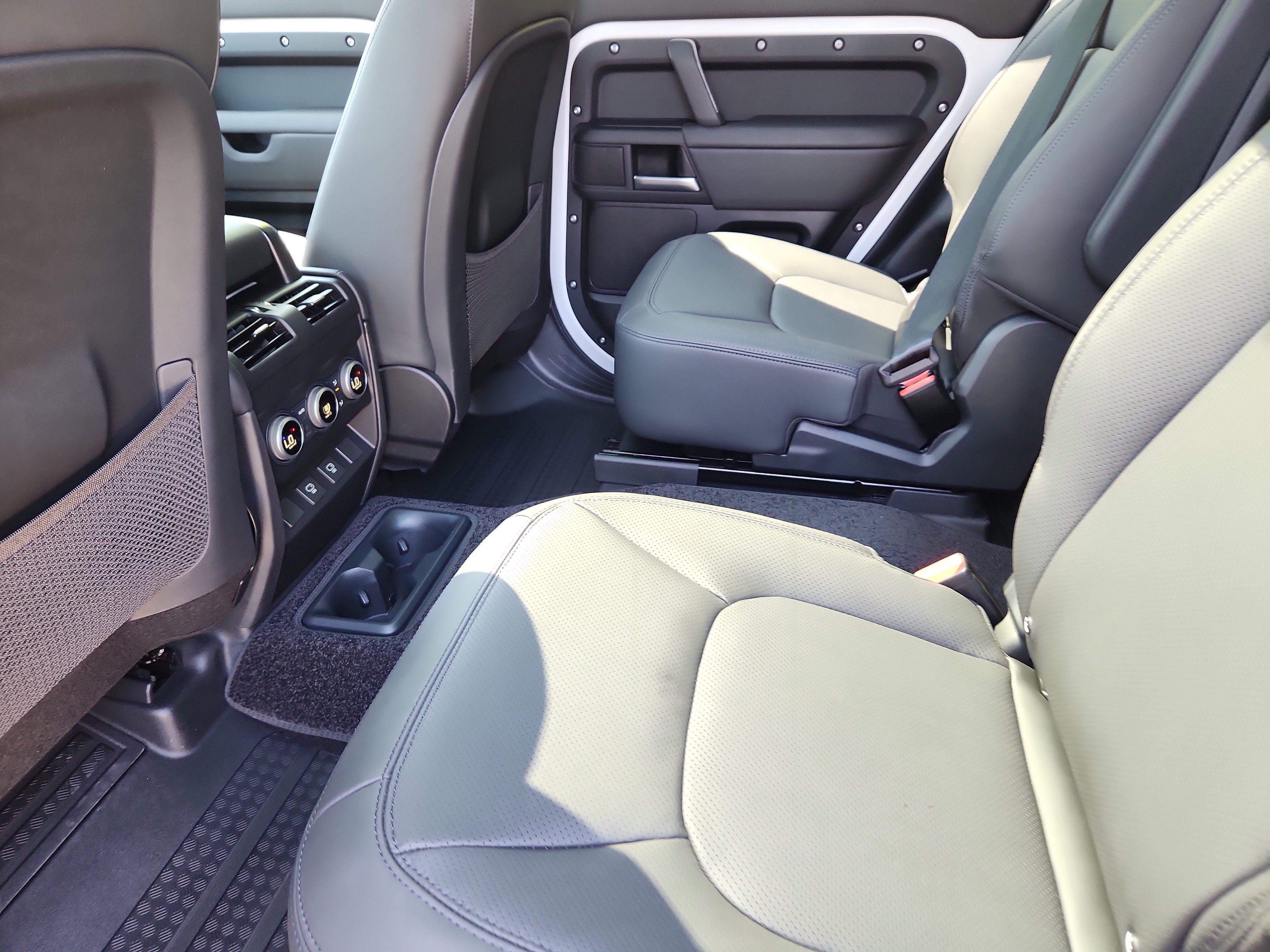 Used 2025 Land Rover Defender 130 S image 5