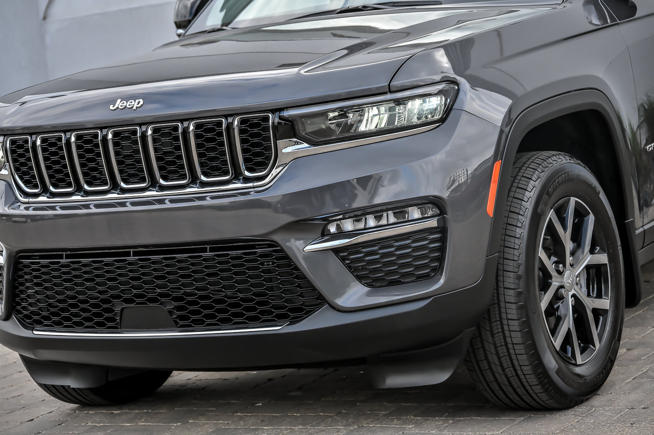 Used 2023 Jeep Grand Cherokee Limited w/ MOPAR Finishing Package AWD/4WD image 7