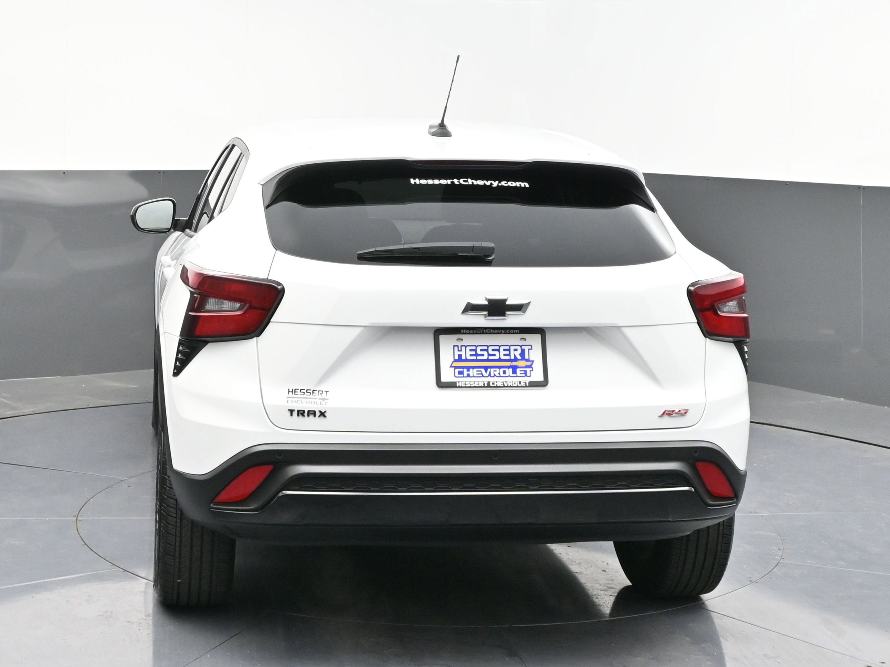 Used 2025 Chevrolet Trax RS w/ Sunroof Package FWD image 6