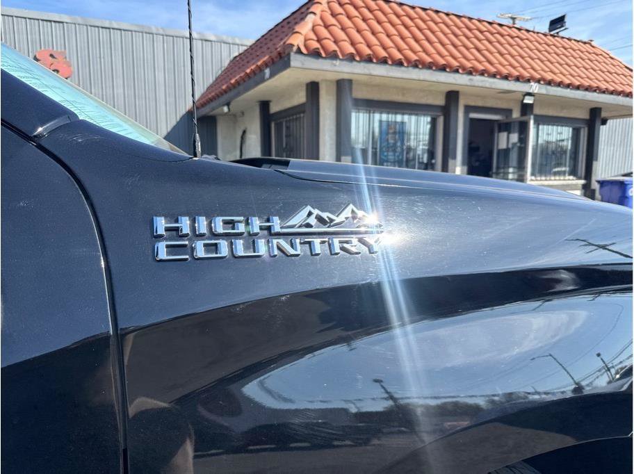 Used 2019 Chevrolet Silverado 1500 High Country w/ Technology Package AWD/4WD image 3