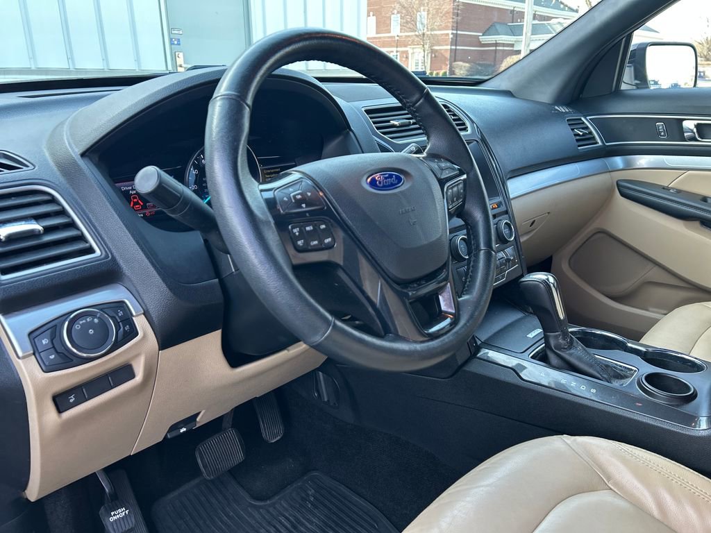 Used 2017 Ford Explorer XLT w/ Equipment Group 202A image 11