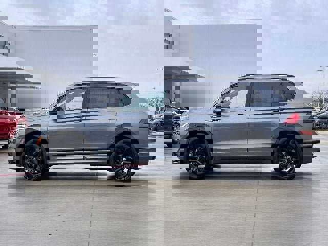 Used 2023 Volkswagen Tiguan SE R-Line image 3