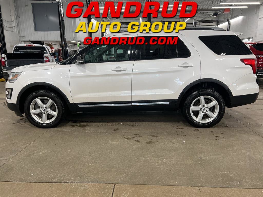 Used 2017 Ford Explorer XLT image 1