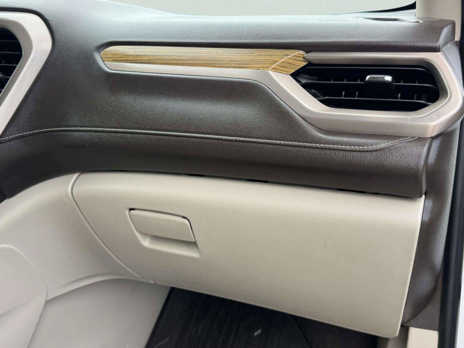 Used 2019 GMC Acadia Denali w/ Technology Package AWD/4WD image 46