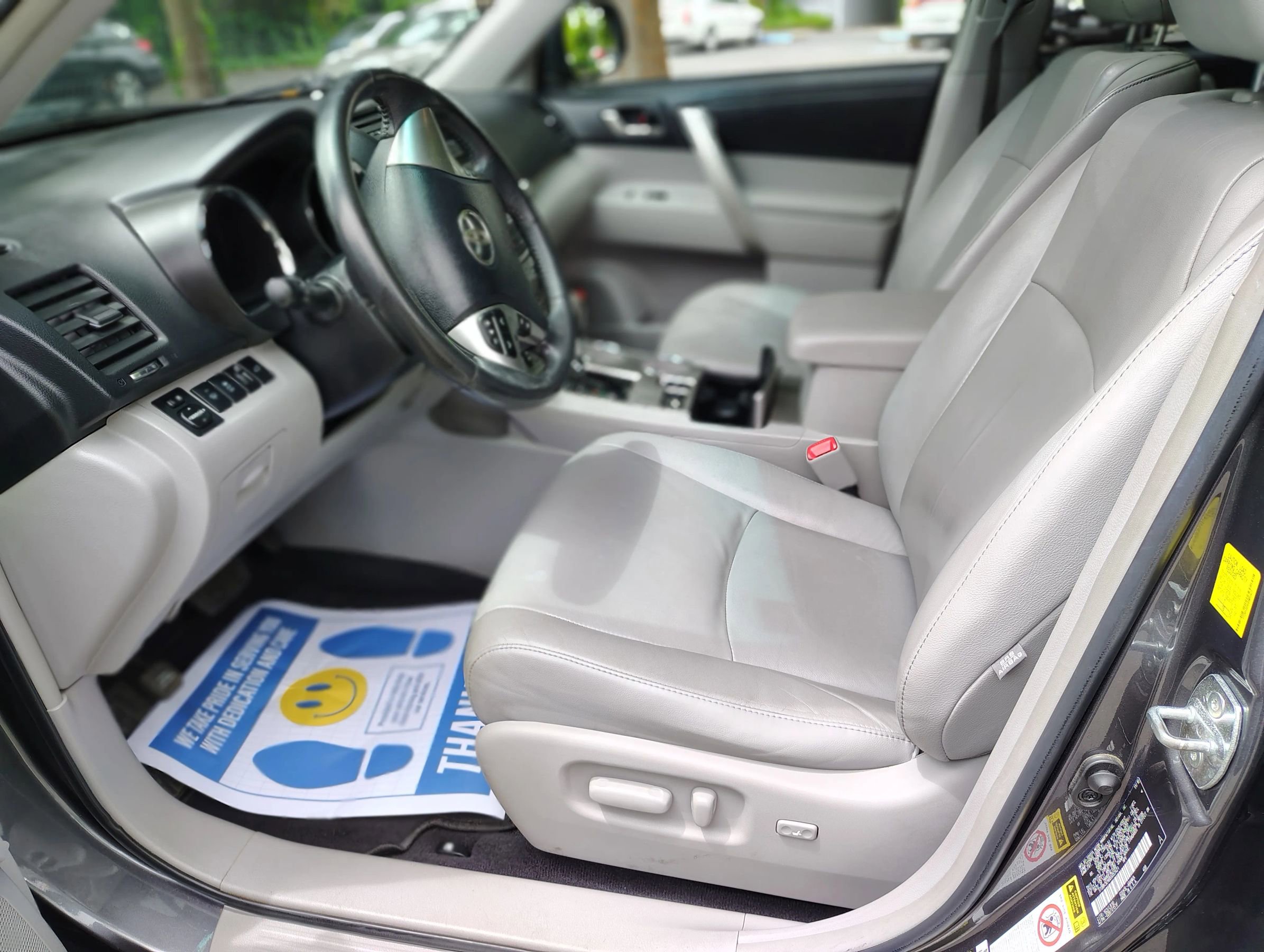 Used 2011 Toyota Highlander SE w/ Tow Pkg AWD/4WD image 7