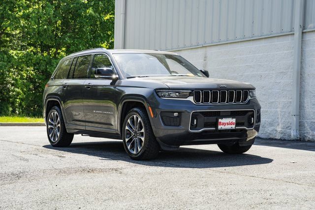 Used 2022 Jeep Grand Cherokee Overland w/ Luxury Tech Group IV image 2