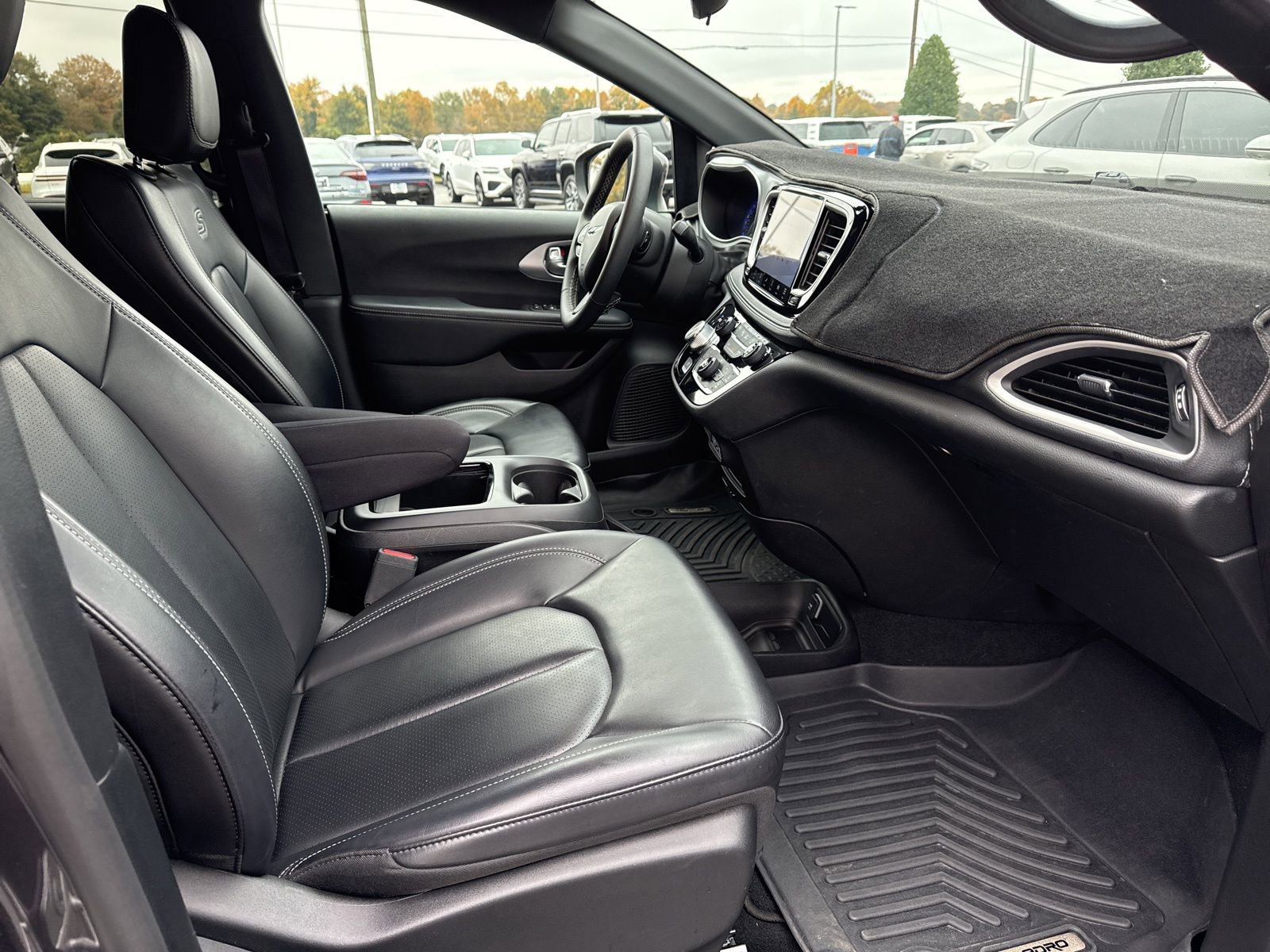 Used 2023 Chrysler Pacifica Touring-L w/ S Appearance Package image 13