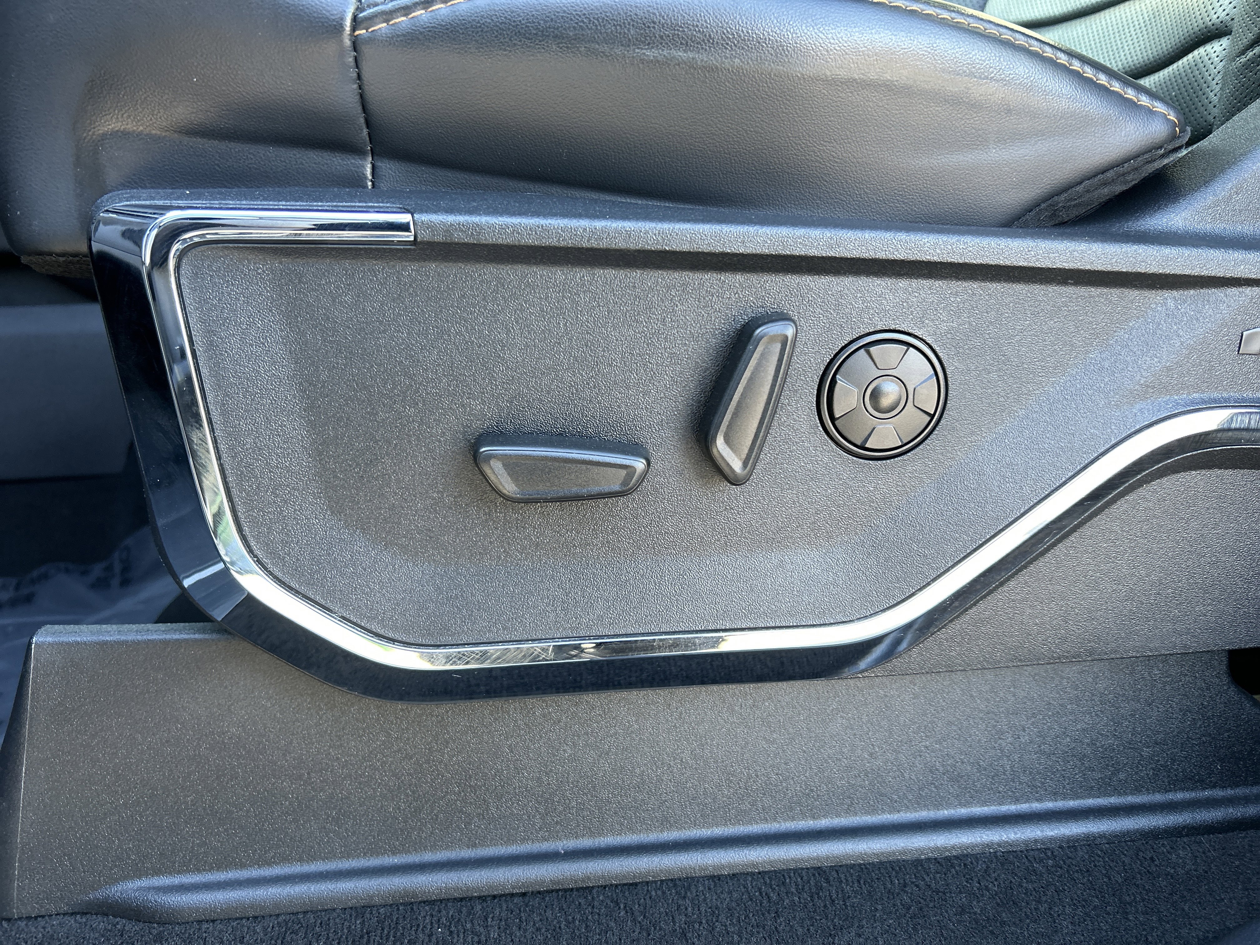 Certified 2024 Ford F350 Platinum w/ Tremor Off-Road Package image 13