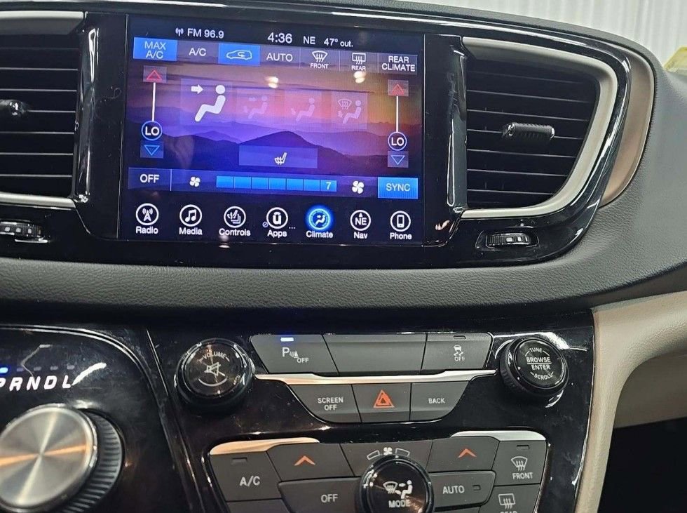 Used 2017 Chrysler Pacifica Touring-L w/ Tire & Wheel Group image 8