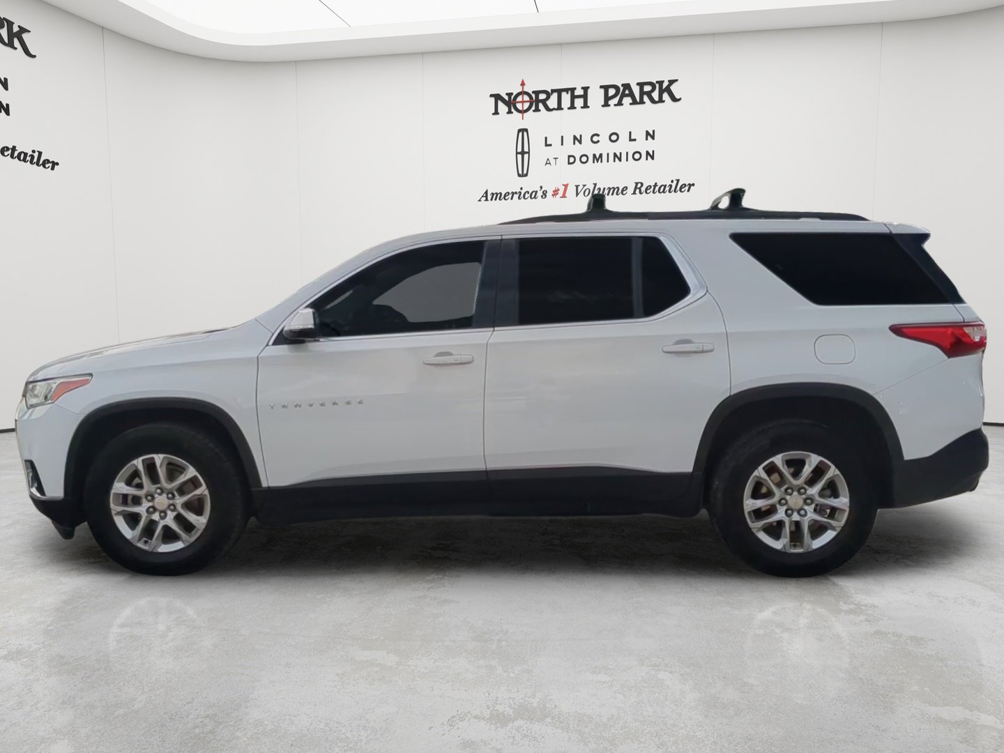 Used 2019 Chevrolet Traverse LT FWD image 2