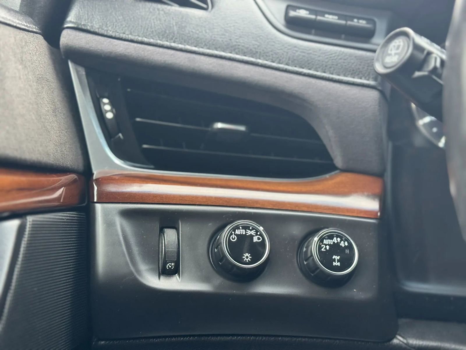 Used 2017 Cadillac Escalade Premium Luxury AWD/4WD image 22