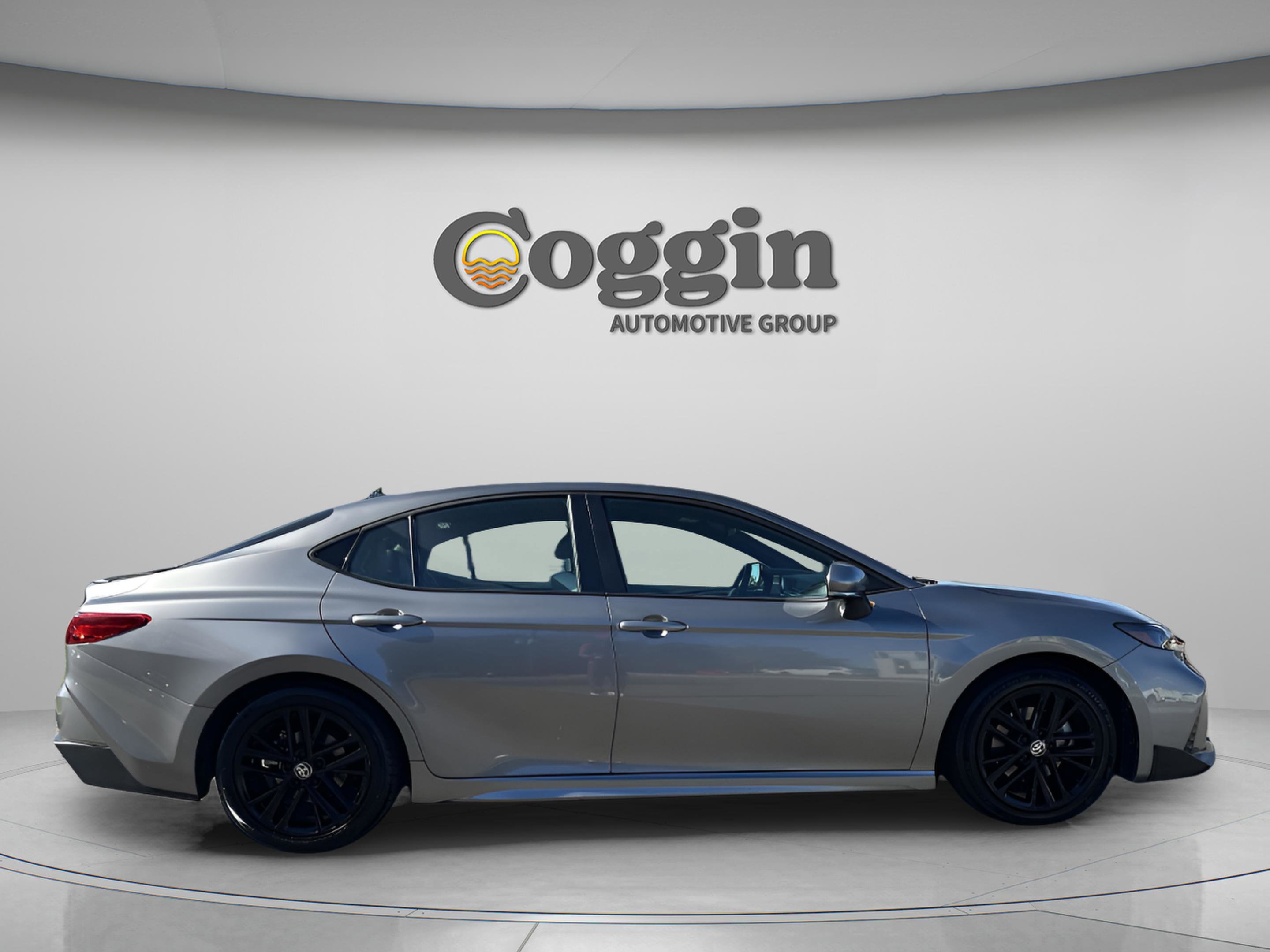 Used 2025 Toyota Camry SE image 7