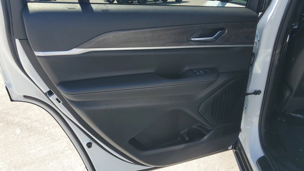 New 2025 Jeep Grand Cherokee L Limited w/ Black Appearance Package image 18