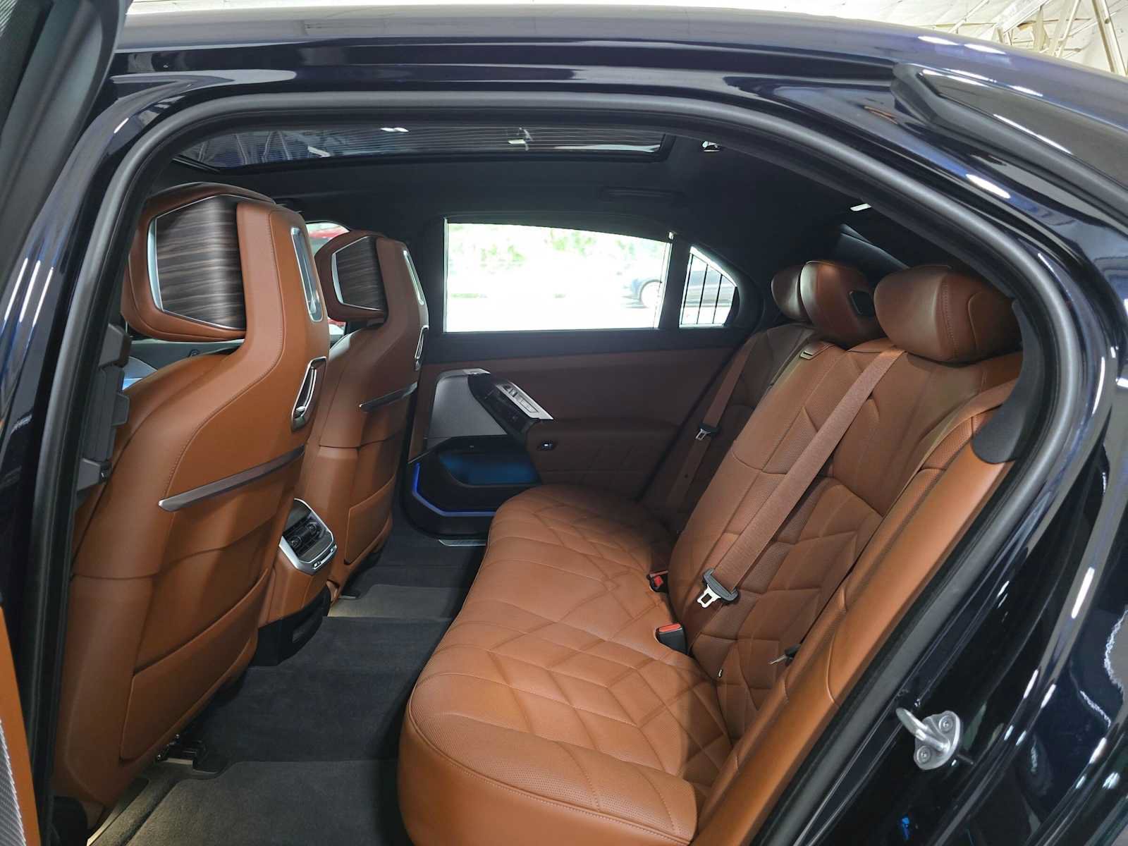 Used 2023 BMW 760i xDrive AWD/4WD image 16