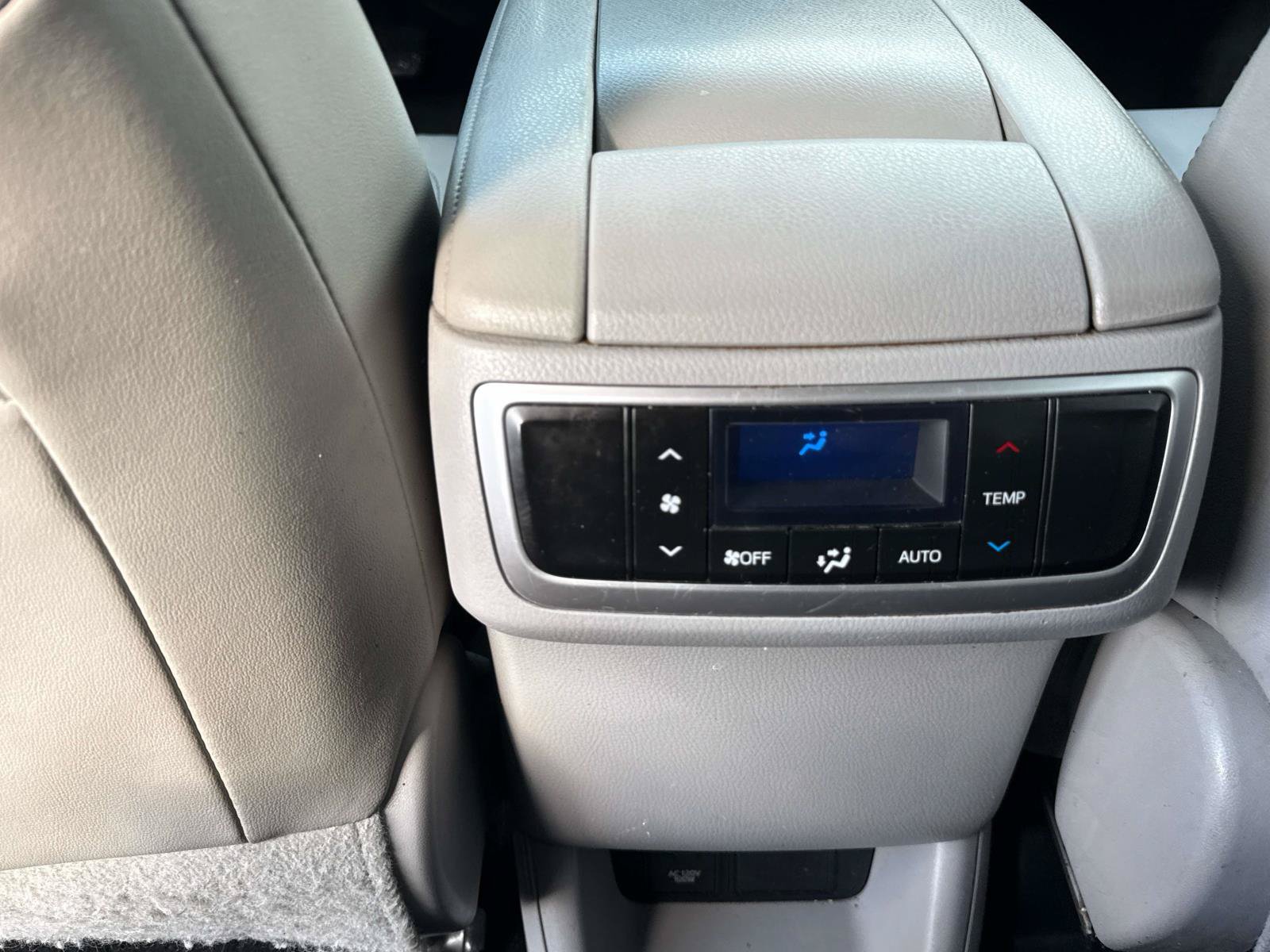 Used 2016 Toyota Highlander XLE w/ Four Season Floor Mat Package AWD/4WD image 15
