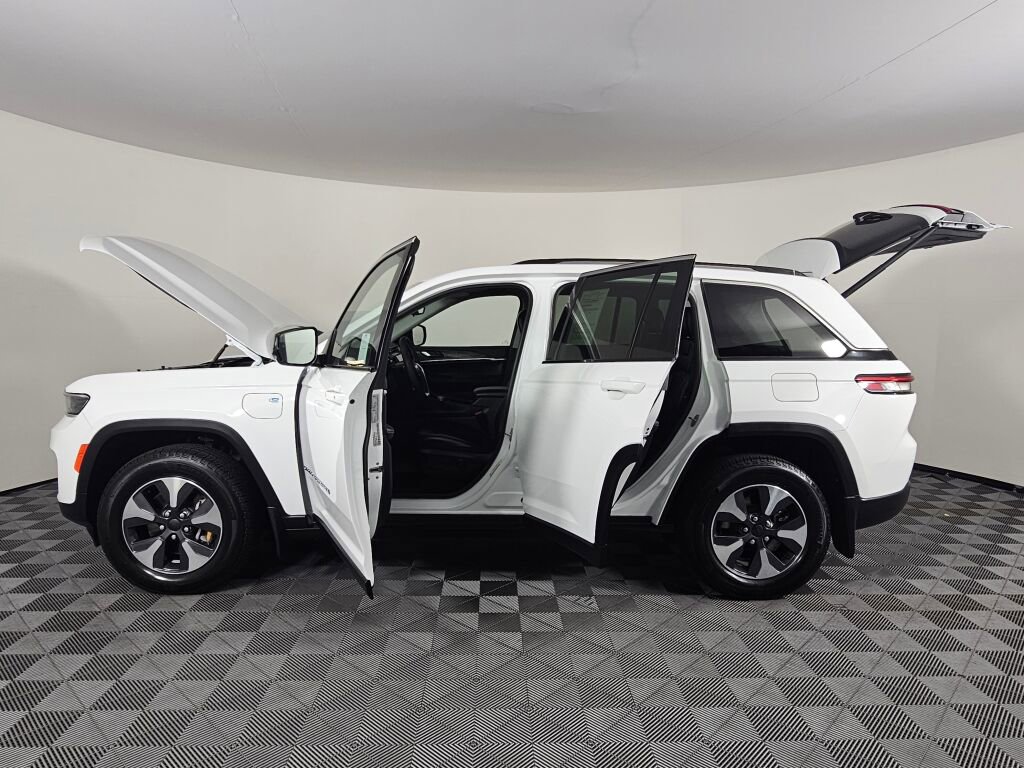 Used 2022 Jeep Grand Cherokee Limited 4xe w/ MOPAR Finishing Package image 16