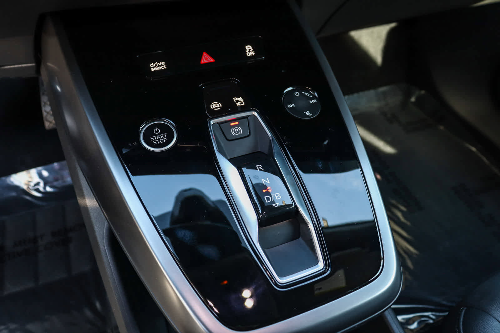 Used 2023 Audi Q4 e-tron Prestige image 25