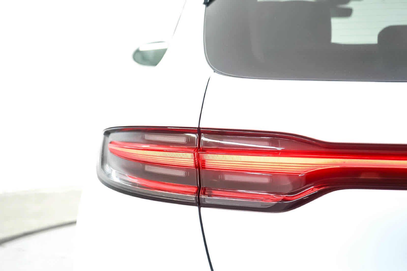 Certified 2026 Porsche Macan AWD/4WD image 11