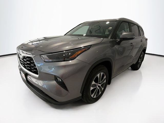 Certified 2026 Toyota Highlander XLE AWD/4WD image 3