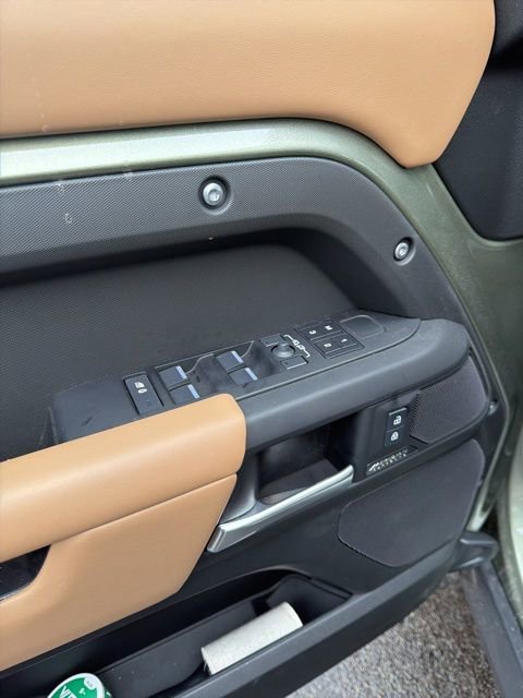 Used 2025 Land Rover Defender 110 X-Dynamic SE image 12